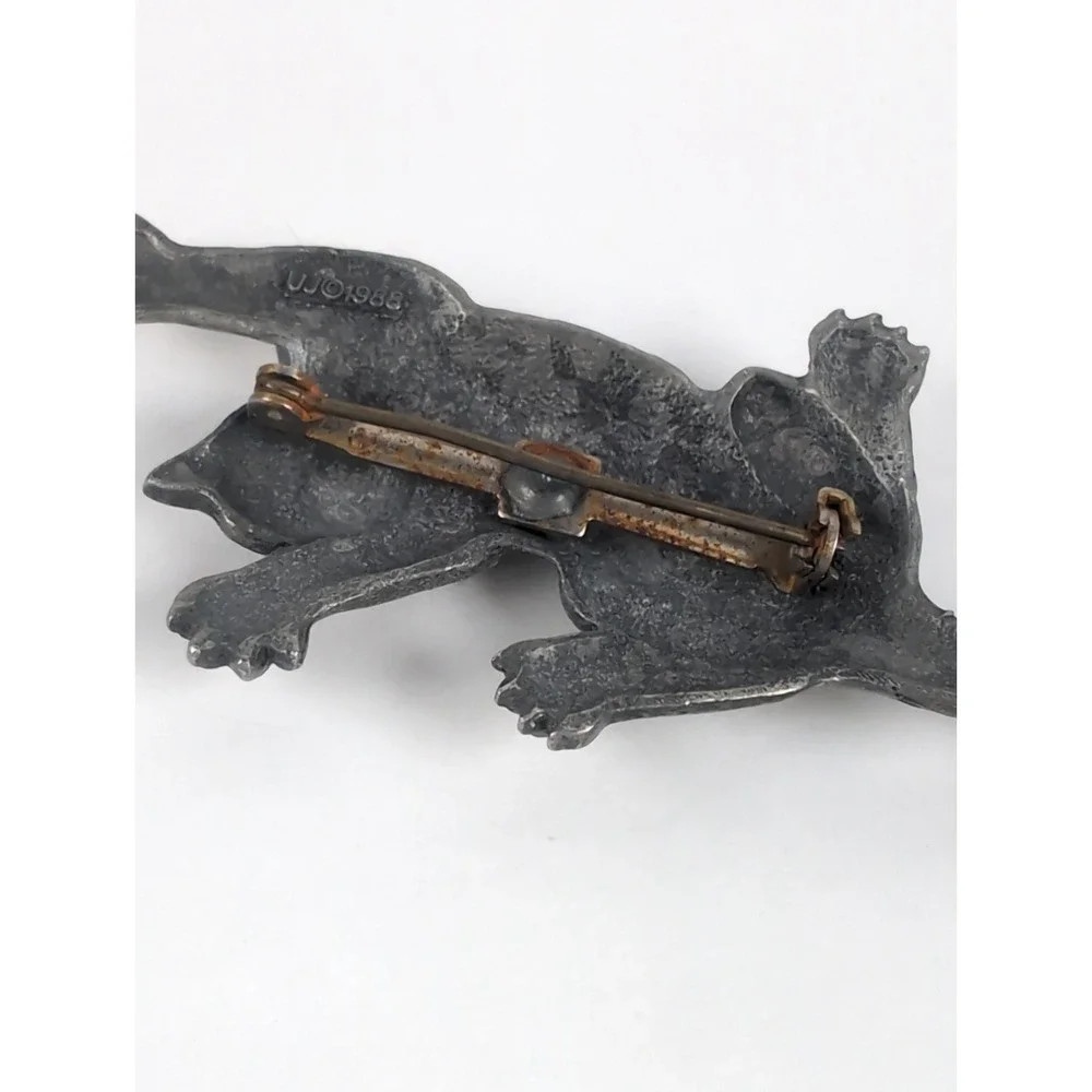 1988 JJ Vintage Silver Tone Surpriseed Climbing Cat Brooch Pin Figural Jewelry